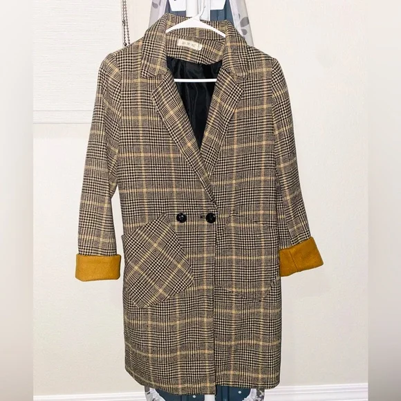Beautiful Plaid Coat - Picture 4 of 11